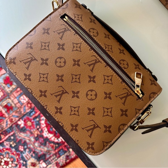 Louis Vuitton Pochette Metis Reverse Monogram Canvas - Picture 3 of 15